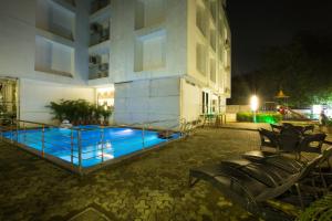 Bazén v ubytování Hotel Grand Visava Lonavala nebo v jeho okolí