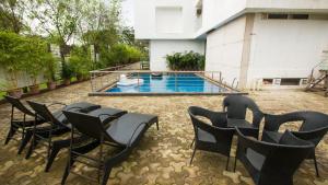 Bazén v ubytování Hotel Grand Visava Lonavala nebo v jeho okolí