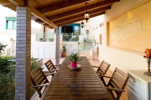 En terrasse eller udendørsområde på Villa Voutes