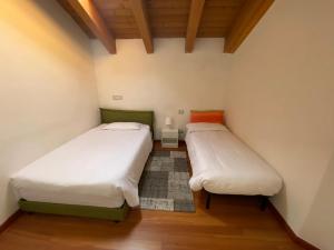 two beds in a small room with at Interno 8 appartamento con box auto privato gratuito in Ferrara