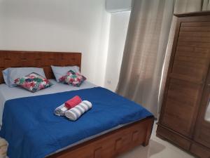 a bedroom with a bed with two towels on it at Serene Villa in Grand-Baie