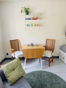 ein Wohnzimmer mit einem Tisch und zwei Stühlen in der Unterkunft Studio 32 in Lund + 9 Fotos