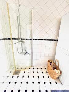 ein Badezimmer mit Dusche und einem Wäschekorb auf dem Boden in der Unterkunft Studio 32 in Lund