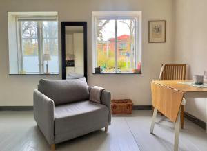 ein Wohnzimmer mit einem Stuhl und einem Tisch in der Unterkunft Studio 32 in Lund