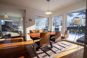 a dining room with a table and chairs at Falcon Lodge Kaprun Kitzsteinhorn - Steinbock Lodges in Kaprun