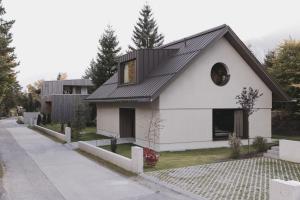 a white house with a black roof at BAUA Gartenhaus in Maurach