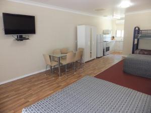 Η κουζίνα ή μικρή κουζίνα στο Nagambie Caravan Park & Motel