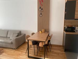 a living room with a table and a couch at Privatni apartman A15 Vučko Aparthotel in Jahorina