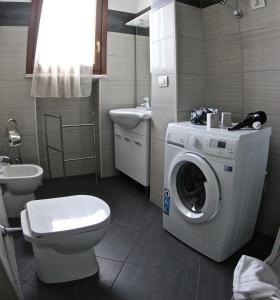 łazienka z toaletą i pralką w obiekcie Residenze Italia w mieście Sesto San Giovanni +37 zdjęć