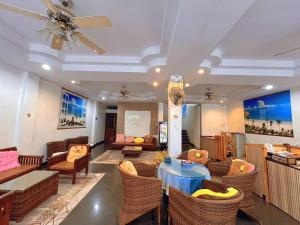 a living room with a table and chairs at Hello Jomtien in Jomtien Beach