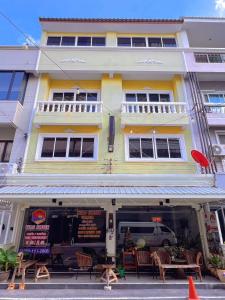 a building with a restaurant in front of it at Hello Jomtien in Jomtien Beach