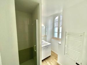 a bathroom with a shower and a sink at Le Mandragot - Séjour en Aspe in Bedous +59 photos