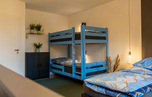 a room with two bunk beds in a room at Modern Western - Apartment Blue in Eging