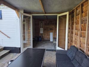 an inside view of a house with a room with doors at De Greidefûgel in Westergeest