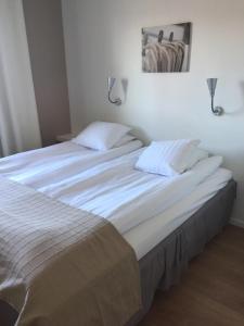 duas camas sentadas uma ao lado da outra num quarto em Hotel E-10 em Kiruna