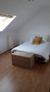un dormitorio con una cama y un reposapiés al lado en At the Villa en Tournai