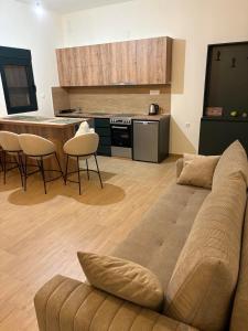 ein Wohnzimmer mit Sofa und eine Küche in der Unterkunft Holiday home Lemoni in Tivat + 20 Fotos