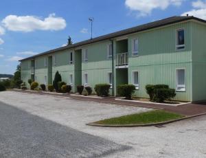 un grande edificio verde con parcheggio di Le 81 HOTEL a Castres