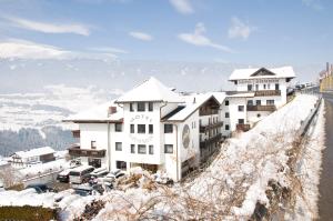 un hotel en la cima de una montaña cubierta de nieve en Hotel Alpenfriede, en Jerzens