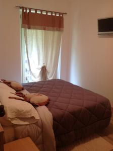 a bedroom with a large bed with a window at Affittacamere Valle Dorizzo di Scavoni Paolo in Val Dorizzo