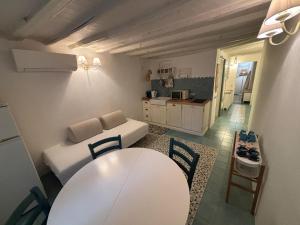a living room with a white table and a kitchen at A Casa di Letta in Santa Margherita Ligure