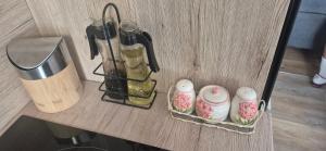 a counter top with a knife and four measuring cups at La demeure du 159 in Cognac