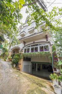 a building with plants on the side of it at Khách Sạn Đồi Mây Đà Lạt in Da Lat