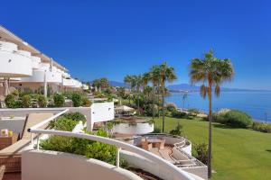 エステポナにあるSinfonia del Mar C5の海の景色を望むホテルのバルコニー