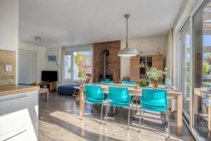 a kitchen and living room with a table and chairs at Zonnehoek Terherne in Terherne