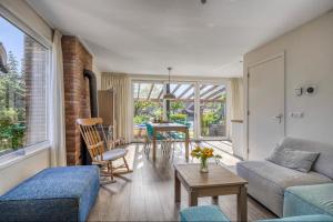 a living room with a couch and a table at Zonnehoek Terherne in Terherne