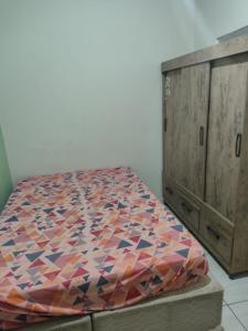 a bedroom with a bed and a dresser at Morada ind in Araguari