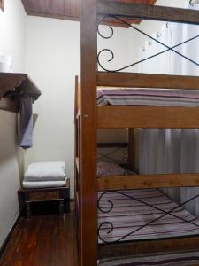 a room with two bunk beds in a room at Casa de Mariazinha in Ouro Preto