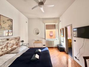 a bedroom with a bed and a flat screen tv at Santo Spirito in Arezzo
