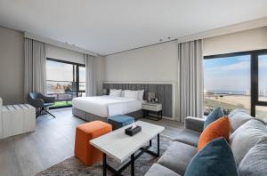 ein Hotelzimmer mit einem Bett und einer Couch in der Unterkunft Karim Hotel in Dammam + 58 Fotos