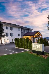 a sign in front of a building at Garner Hotel Liberty Lake by IHG in Liberty Lake