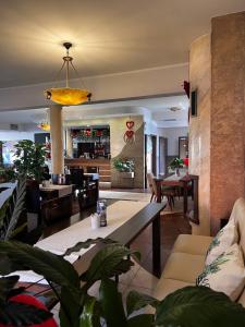 a living room with a couch and a table at Matrioszka Pokoje Hotelowe in Gołdap
