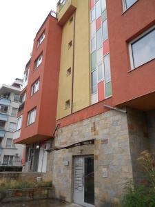 un bâtiment avec une porte sur son côté dans l'établissement Апартамент Мур, à Sofia