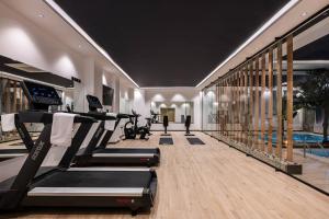 ein Fitnessraum mit Laufbändern und einem Fitnessstudio in der Unterkunft Karim Hotel in Dammam
