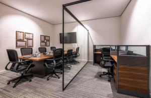 ein Büro mit einem Konferenzraum mit Tisch und Stühlen in der Unterkunft Karim Hotel in Dammam