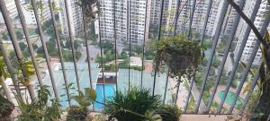 an overhead view of a swimming pool with tall buildings at SHome, căn hộ 55m2,2 phòng ngủ, Oceanpark 1 in Gia Lâm Pho