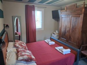 ein Schlafzimmer mit einem Bett, auf dem zwei Handtücher liegen in der Unterkunft Bb Casolara2 in San Giovanni