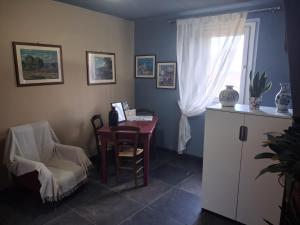 ein Zimmer mit einem Tisch, einem Stuhl und einem Fenster in der Unterkunft Bb Casolara2 in San Giovanni