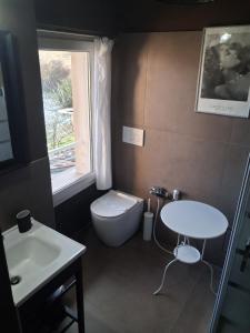 ein Badezimmer mit weißer Toilette und Waschbecken in der Unterkunft Bb Casolara2 in San Giovanni + 20 Fotos