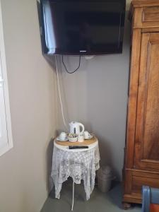 Ein kleiner Tisch mit einem Fernseher an der Wand in der Unterkunft Bb Casolara2 in San Giovanni