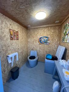 ein Badezimmer mit Toilette, Waschbecken und Tisch in der Unterkunft Ramus Ūkis in Jakiškiai