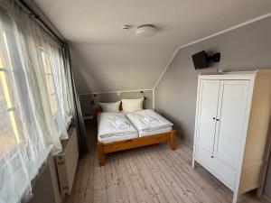 a small room with a bed in the corner at Strandgut- die Kleine in Dranske