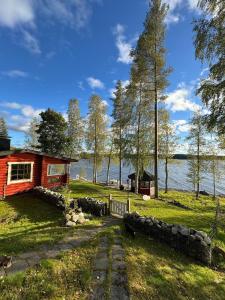 a cabin on the shore of a lake at Viihtyisä hirsimökki Venturissa in Siurlahti