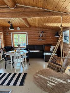 a living room with a couch and a table at Viihtyisä hirsimökki Venturissa in Siurlahti