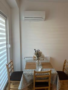 a dining room with a table and chairs at Apartman Lady A2 Istočno Sarajevo in Vranješ