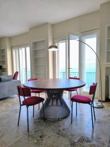a dining room with a table and chairs at Casa Ingrid in Lerici